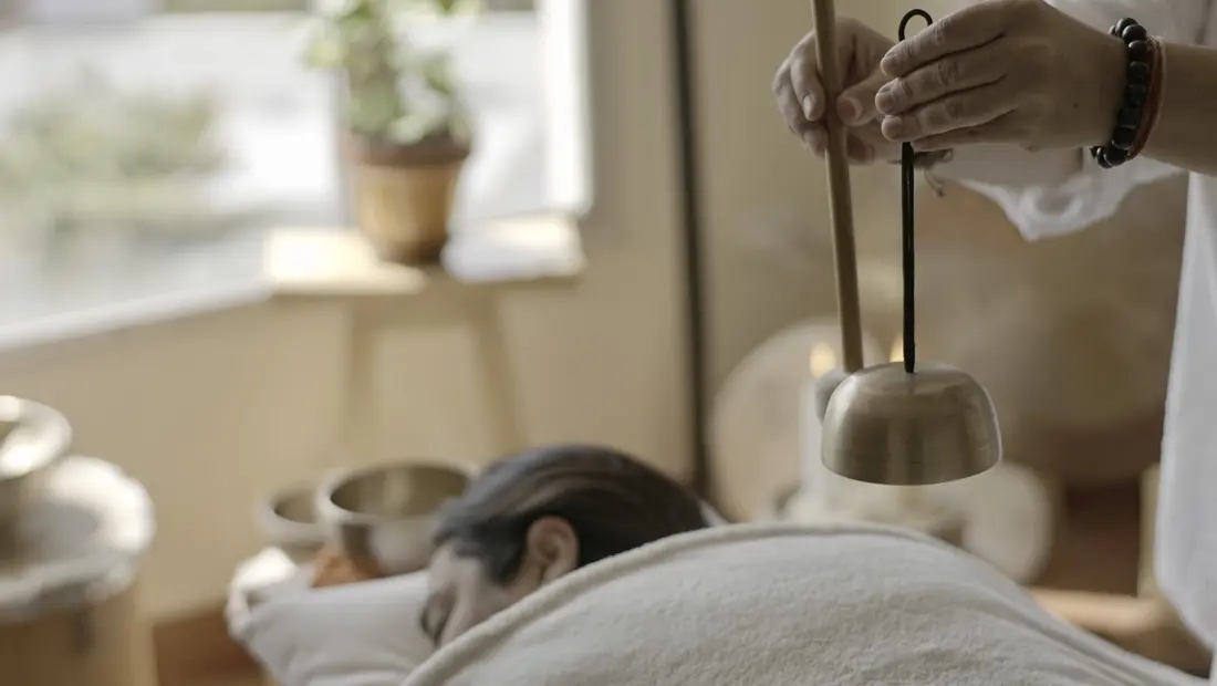 Cómo el Sound Healing combate el estrés el rol del óxido nítrico y la vibración en la relajación